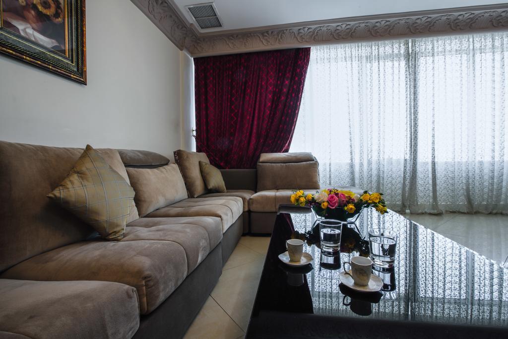 Sara Plaza (Adults Only) Aparthotel Kuwait City Bagian luar foto